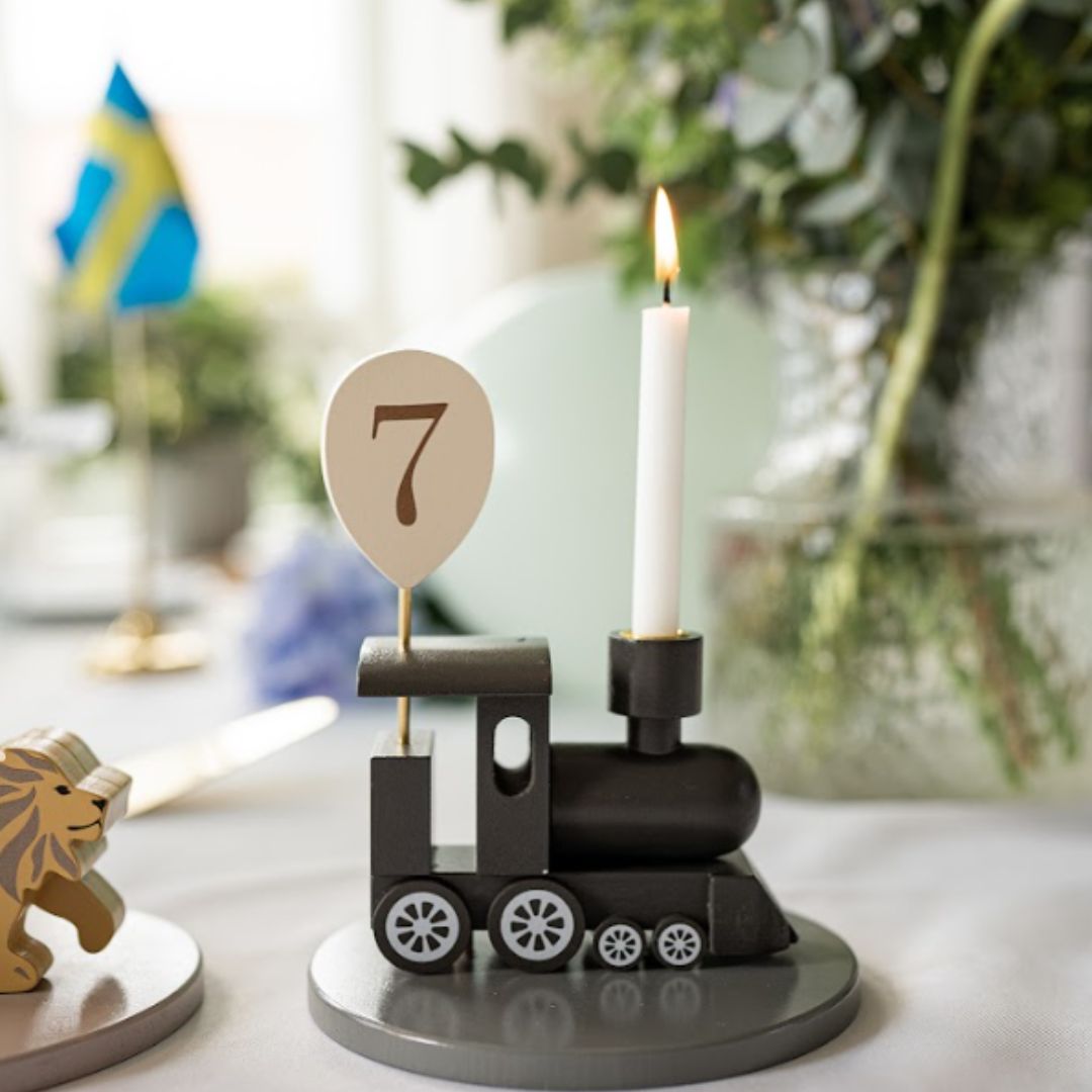 JaBaDaBaDo Syntymäpäiväjuna veturilla varustettuna