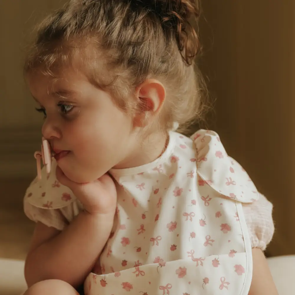 Elodie vauvan ruokalappu Petit River Rose, yksi koko