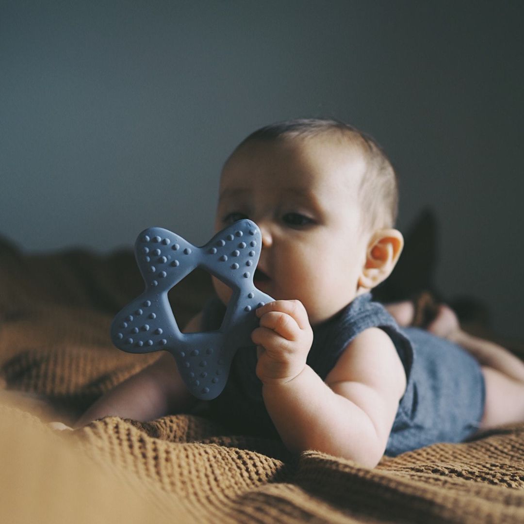 Filibabba Teether - Tähti luonnonkumista - vauvan sininen