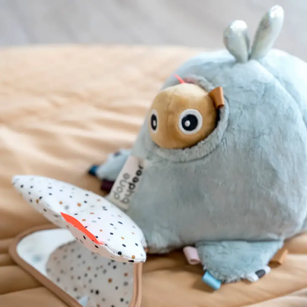 Done by Deer Hide&Seek -aktiviteettilelu Wally Blue