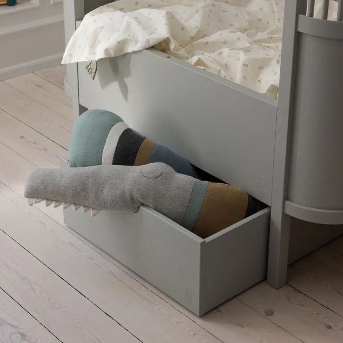 Sebra neulottu tyyny Sleepy Croc, dusty blue mix