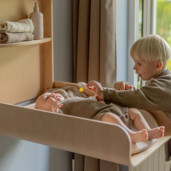 Sebra seinäkiinnitteinen hoitopöytä puusta