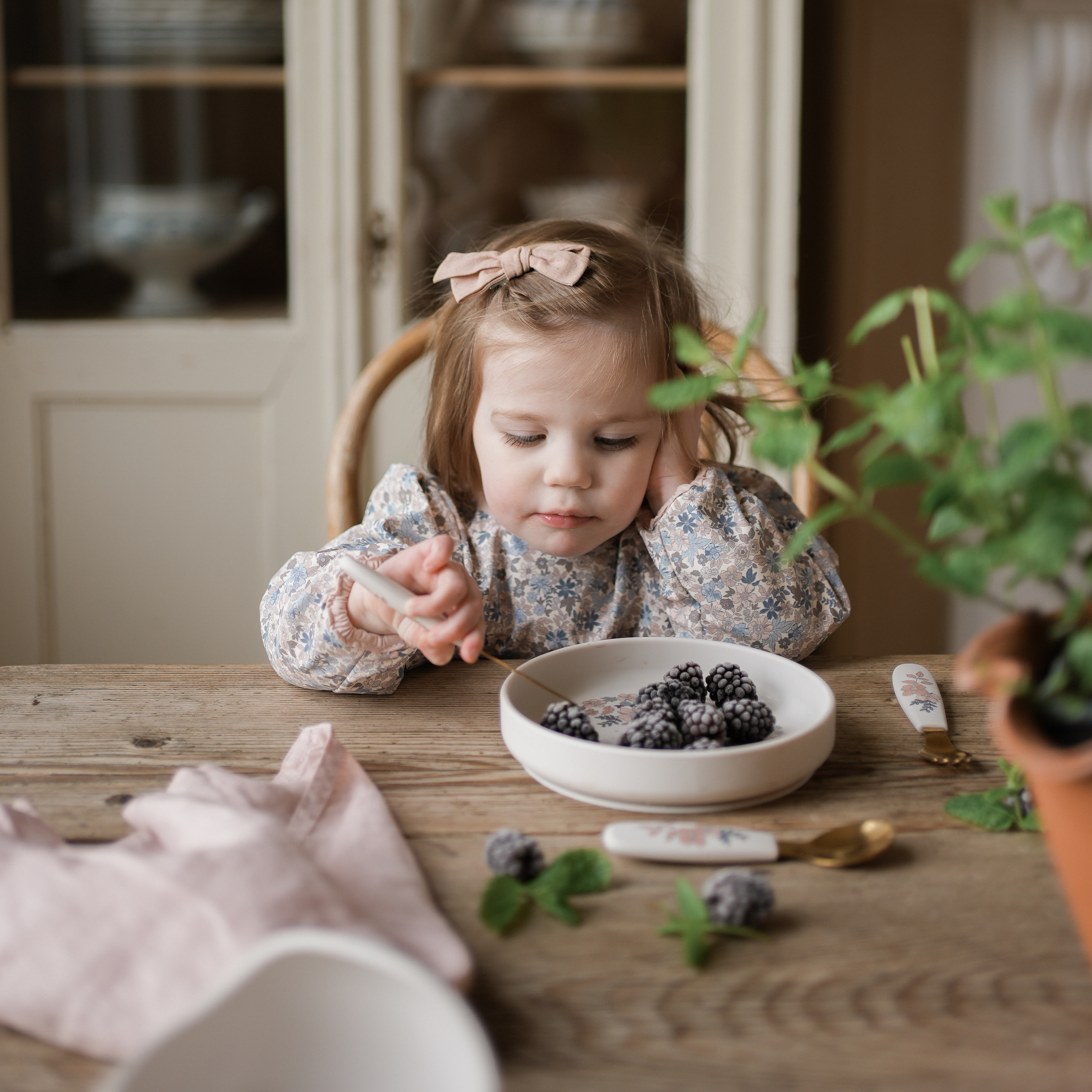 Elodie pitkähihainen ruokalappu Sininen puutarha