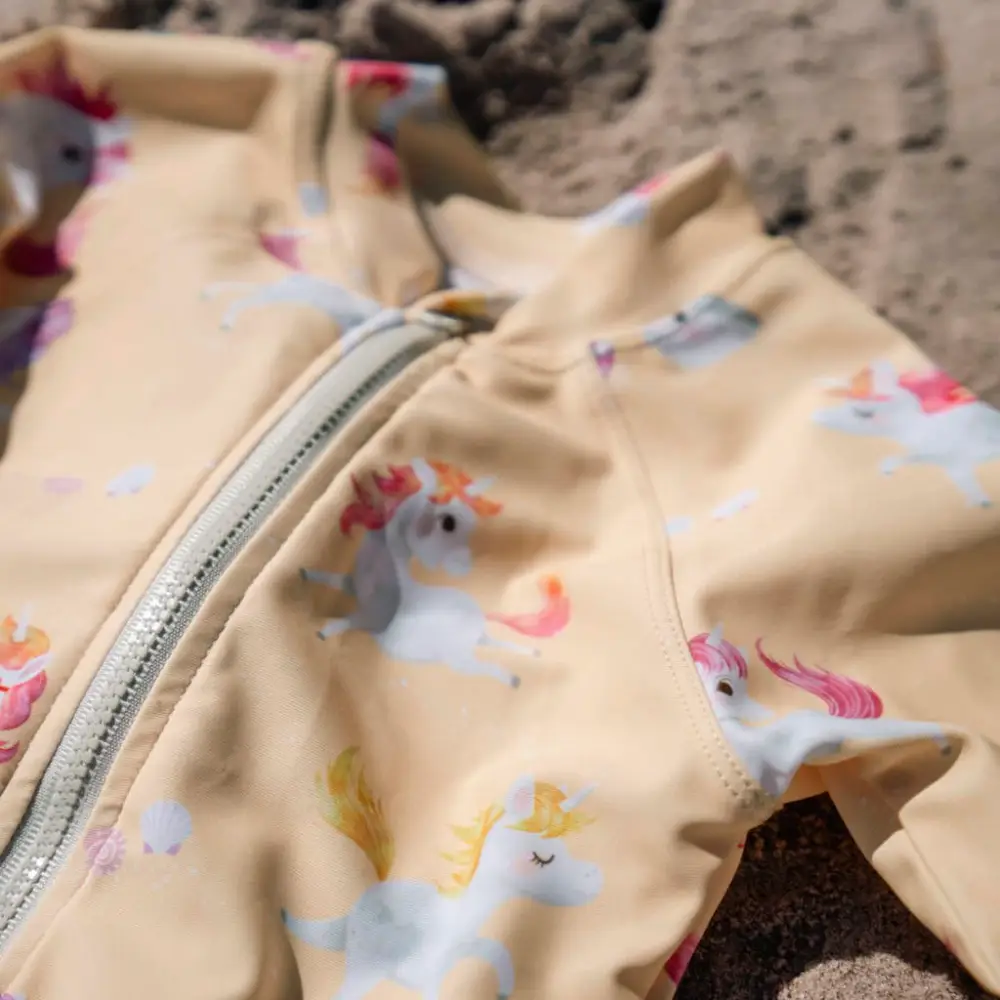 Filibabba Villads – UV-puku 3-4 vuotta – Unicorn Shores