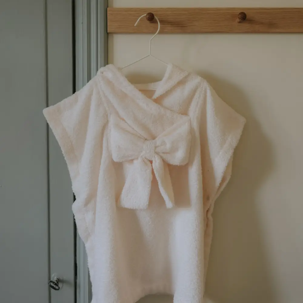 Elodie-kylpyponcho, kermanvalkoinen