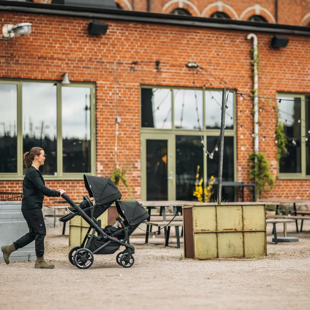 Thule Sleek 2 + Thule Bassinet Black