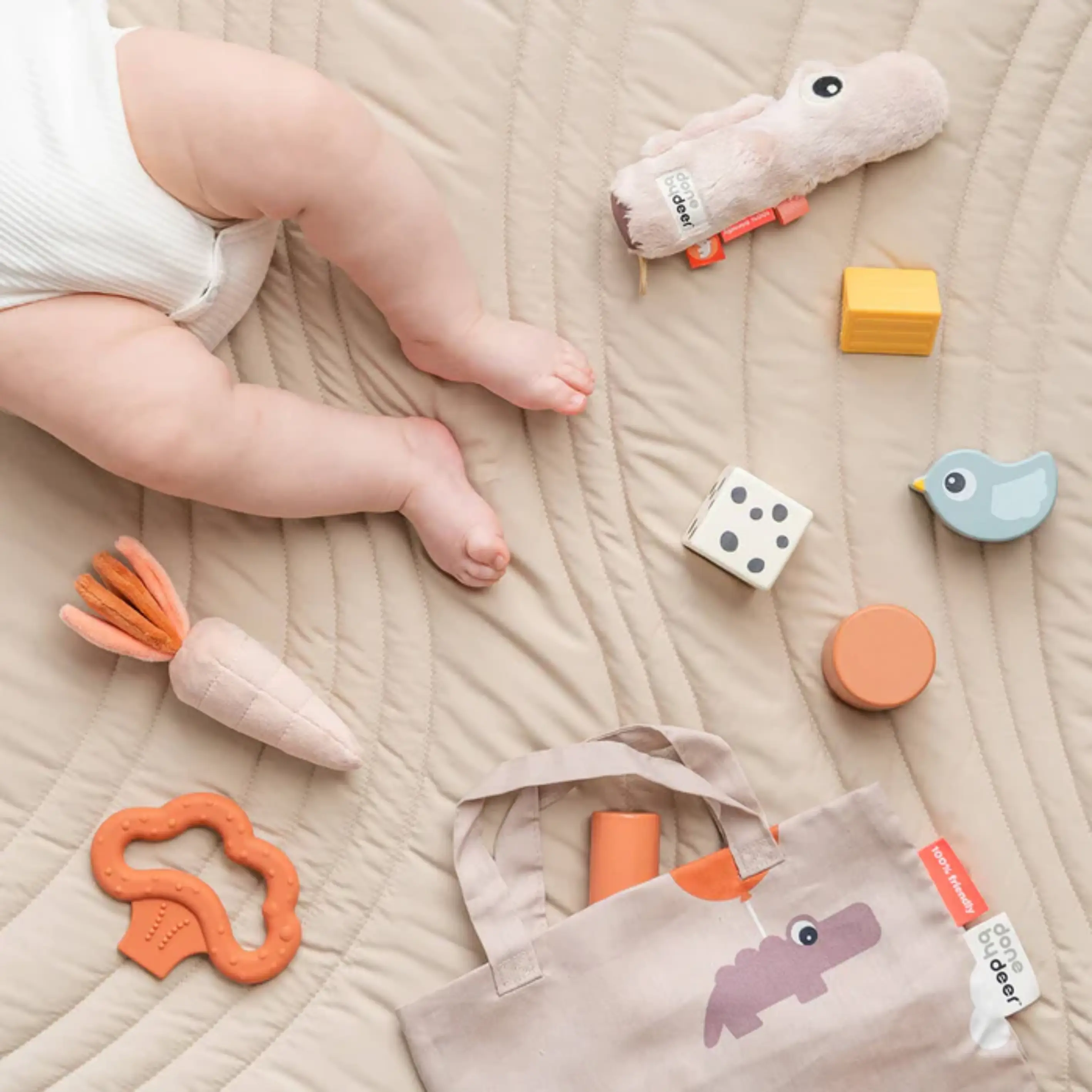 Done by Deer Sensorinen palikoiden setti 4 osaa Birdee Värisekoitus