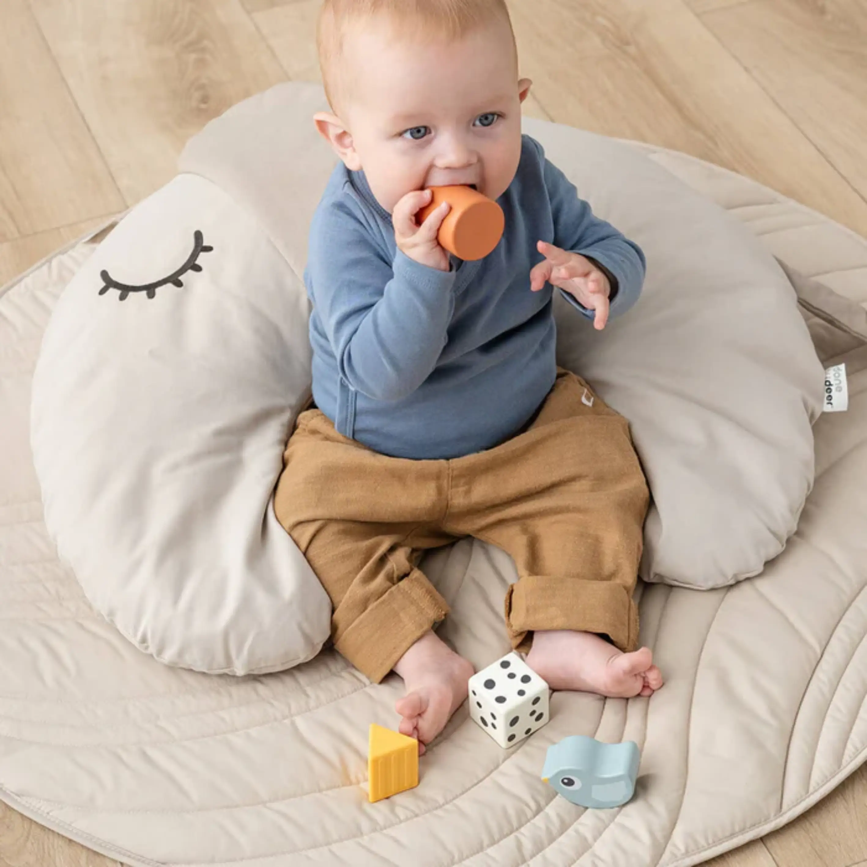 Done by Deer Sensorinen palikoiden setti 4 osaa Birdee Värisekoitus