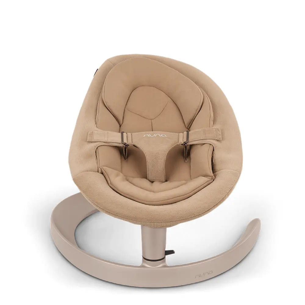 Nuna LEAF Grow sitteri lelukaaressa TEDDY
