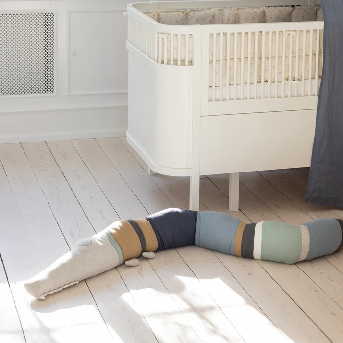 Sebra neulottu tyyny Sleepy Croc, dusty blue mix