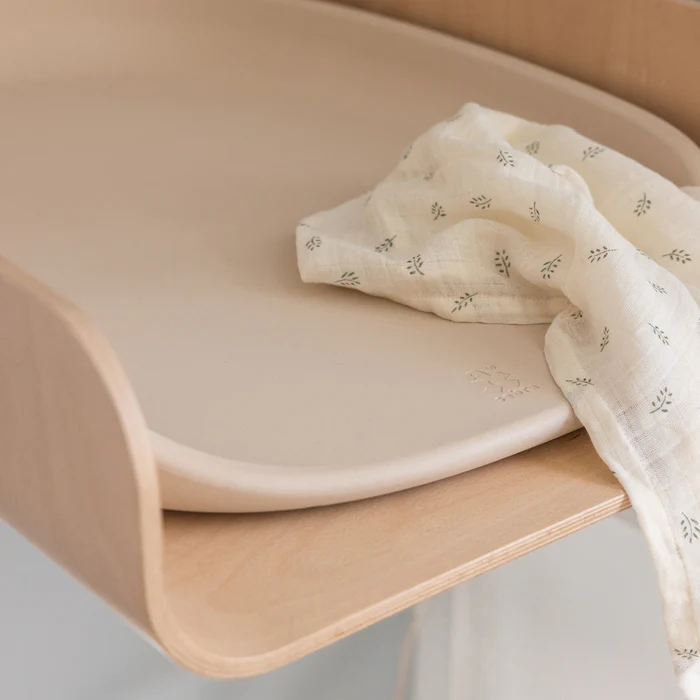 Sebra seinäkiinnitteinen hoitopöytä puusta