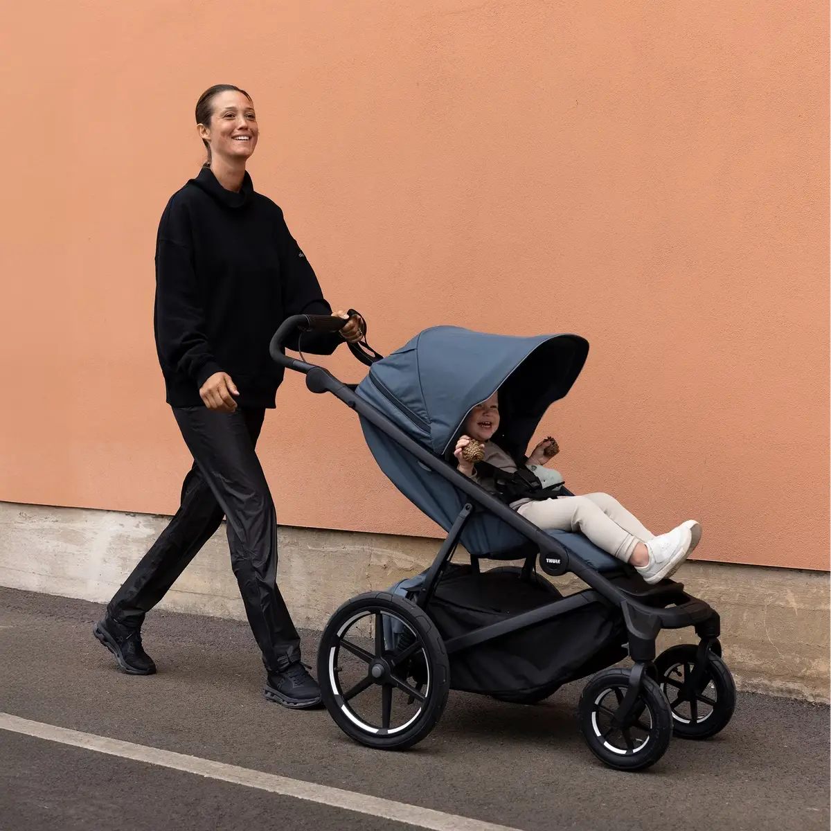 Thule Urban Glide 4-wheel Dark Slate magnetic buckle