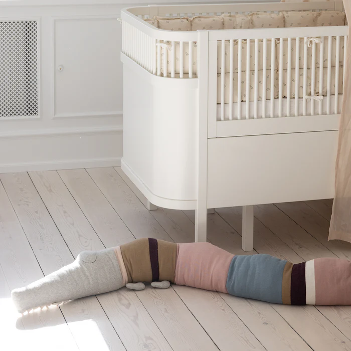 Sebra neulottu tyyny Sleepy Croc, Powder Rose mix