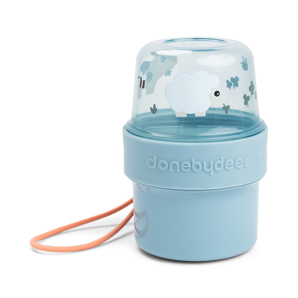 Done by Deer To go 2-suuntainen välipalasäiliö S Tiny farm Blue
