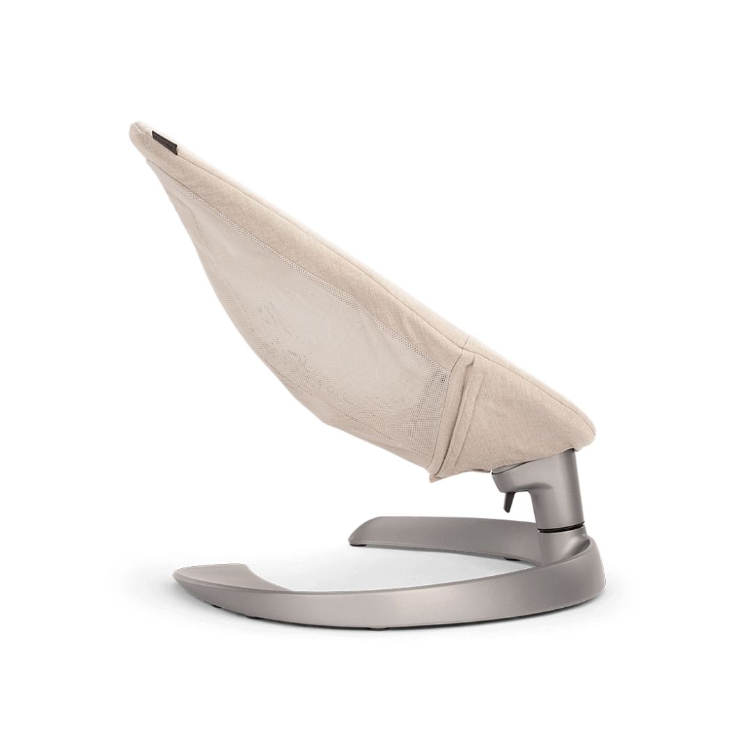 Nuna LEAF Grow sitteri lelukaaressa CLOUD