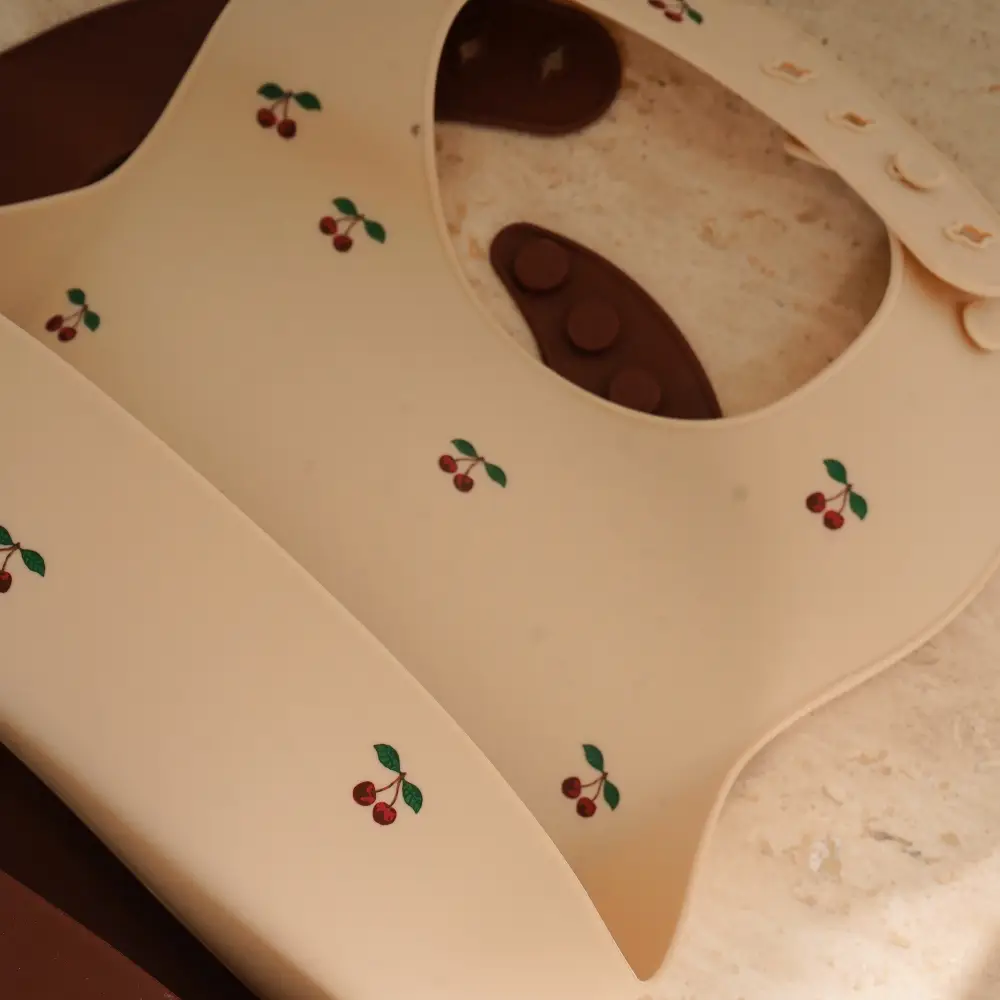 Konges Sløjd Silikoniset Ruokalaput 2-pack Cherry/Mocca