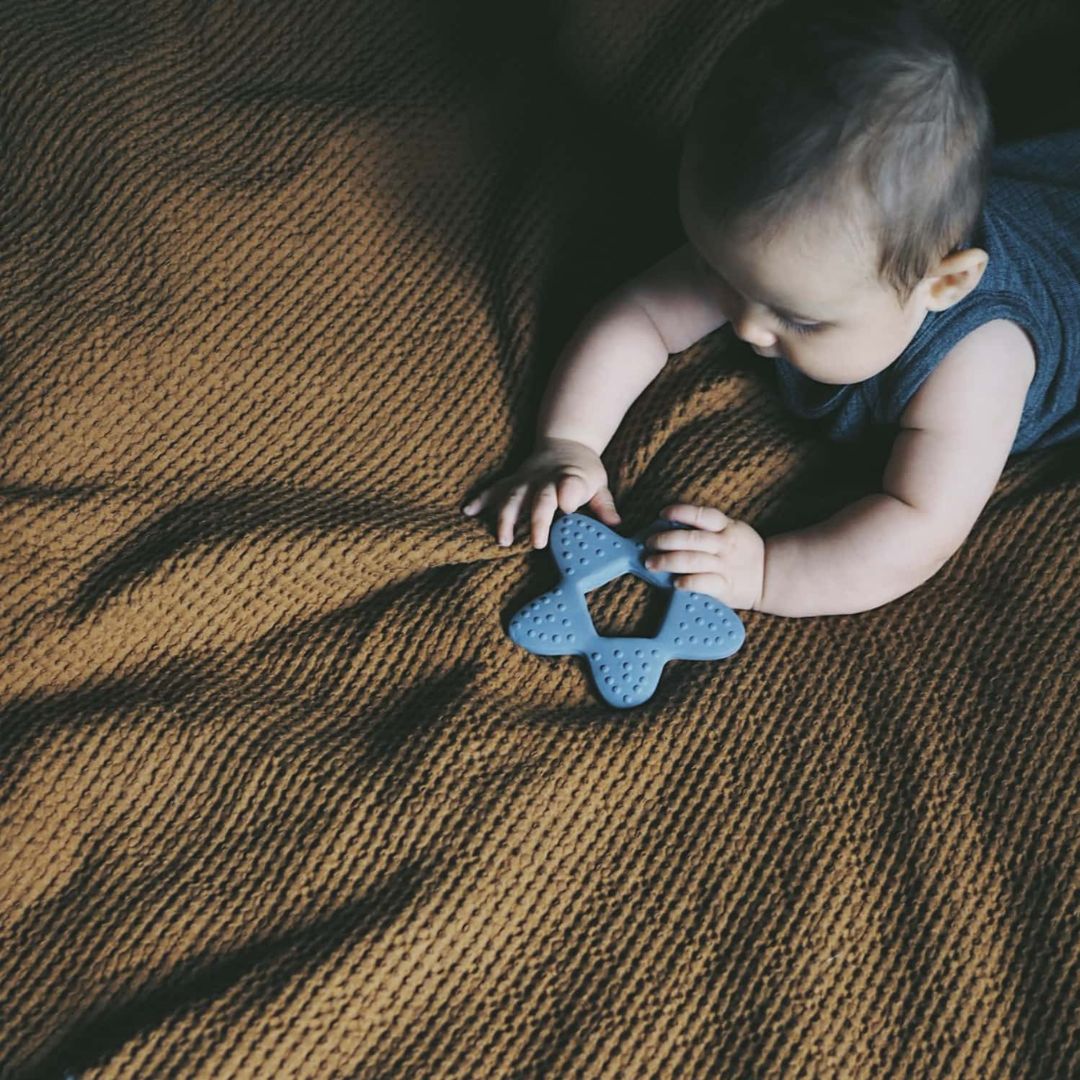 Filibabba Teether - Tähti luonnonkumista - vauvan sininen