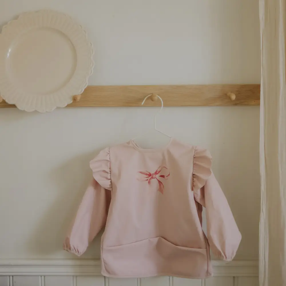 Elodie pitkähihainen vauvan ruokalappu Rosy Bow, yksi koko