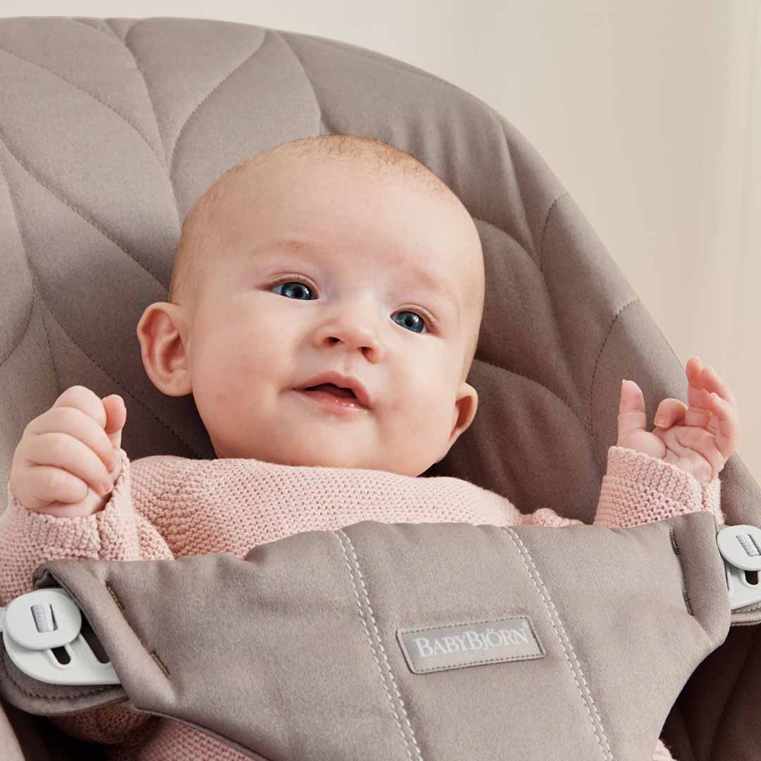 Babybjörn Babysitter Bliss kudottu lehti kuvioitu hiekanharmaa Hiekanharmaa