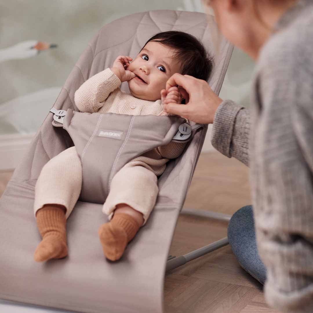 Babybjörn Babysitter Bliss kudottu lehti kuvioitu hiekanharmaa Hiekanharmaa