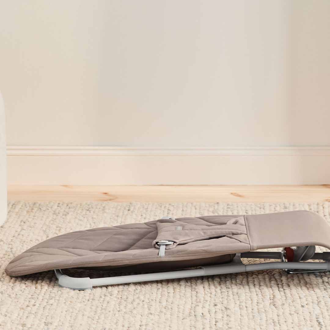 Babybjörn Babysitter Bliss kudottu lehti kuvioitu hiekanharmaa Hiekanharmaa