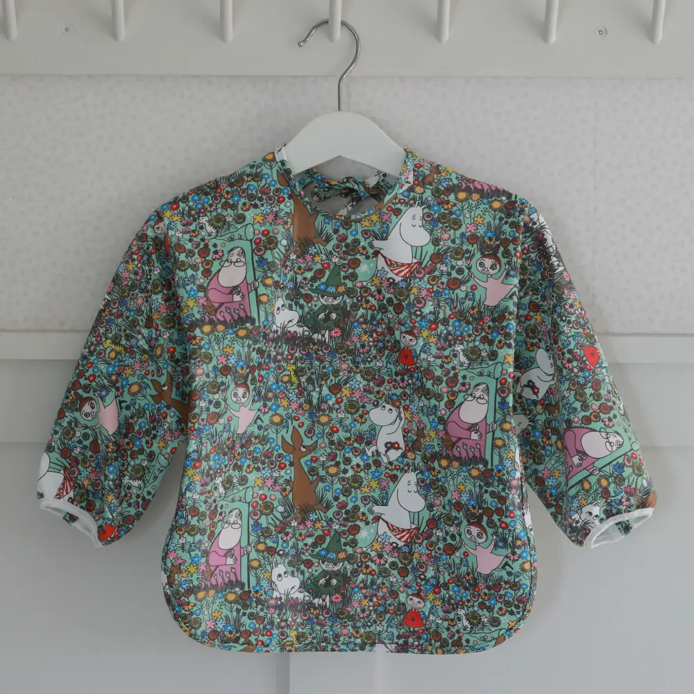 Rätt Start Moomin Meadow ruokalappu hihalla