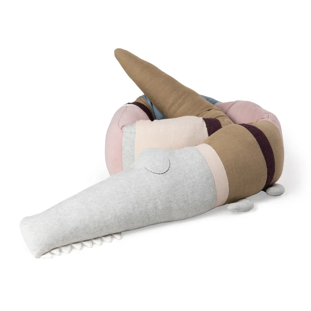 Sebra neulottu tyyny Sleepy Croc, Powder Rose mix