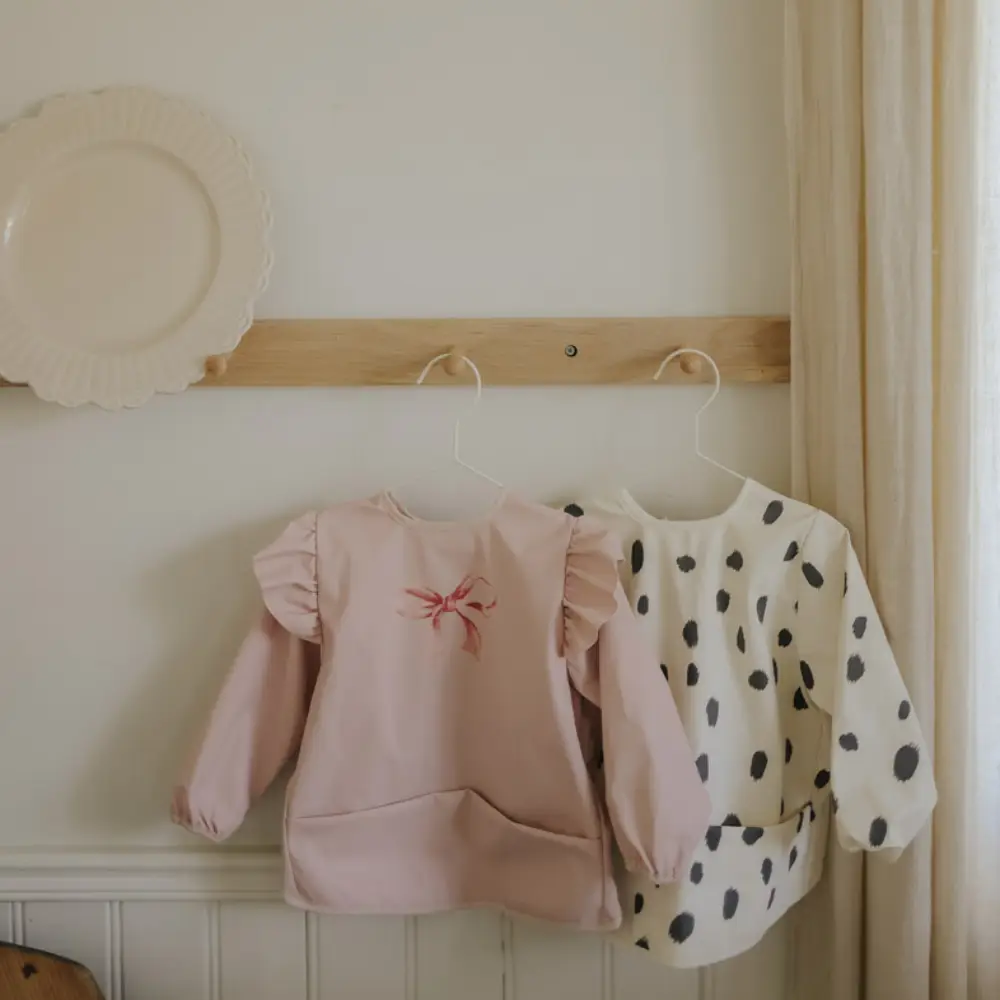 Elodie pitkähihainen vauvan ruokalappu Rosy Bow, yksi koko