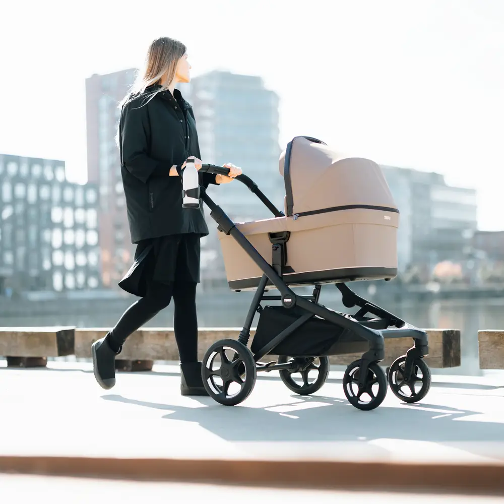 Thule Sleek 2 + Thule Bassinet Tinted Taupe