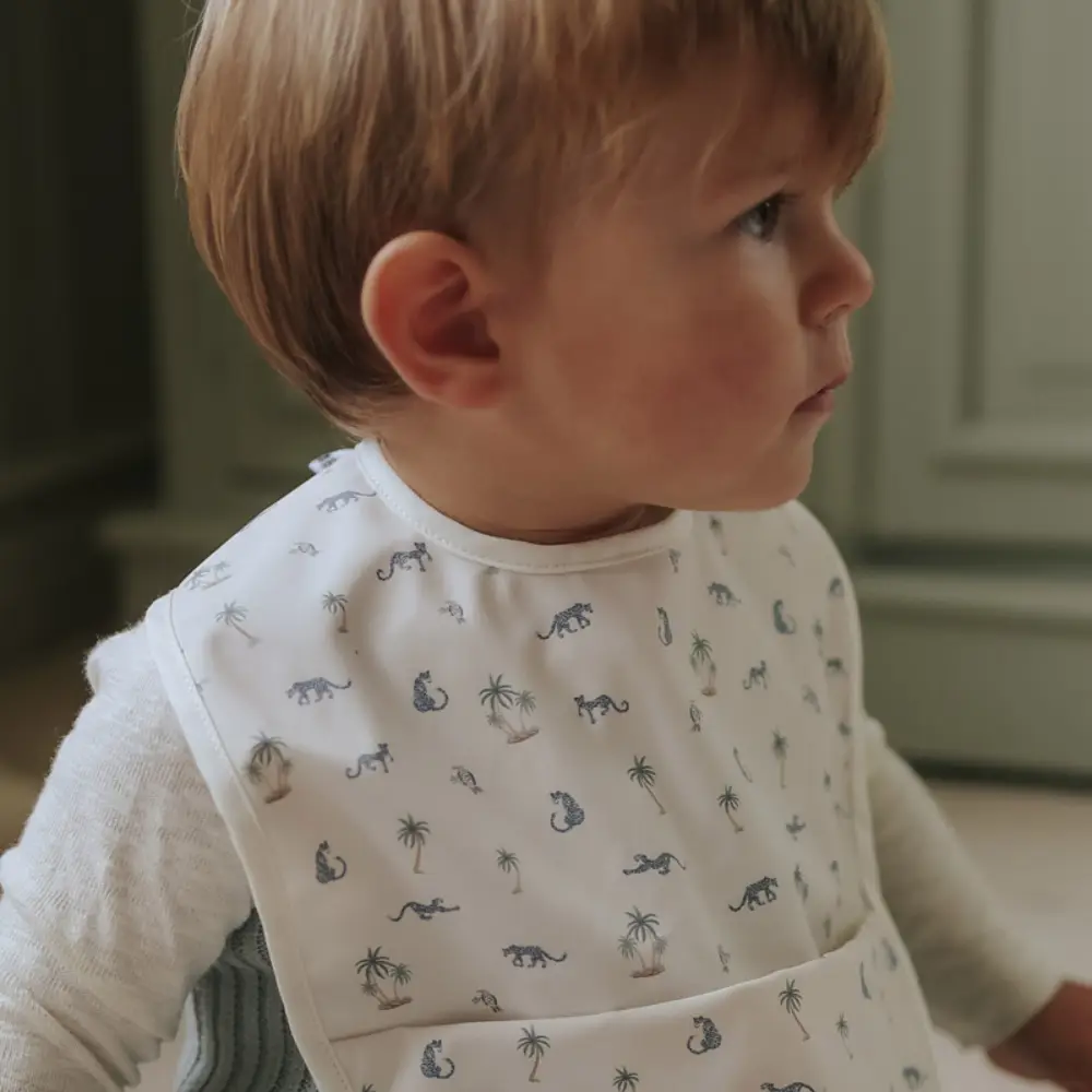 Elodie vauvan ruokalappu Garden Leo's Resort, yksi koko