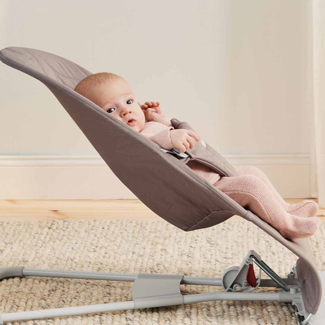 Babybjörn Babysitter Bliss kudottu lehti kuvioitu hiekanharmaa Hiekanharmaa