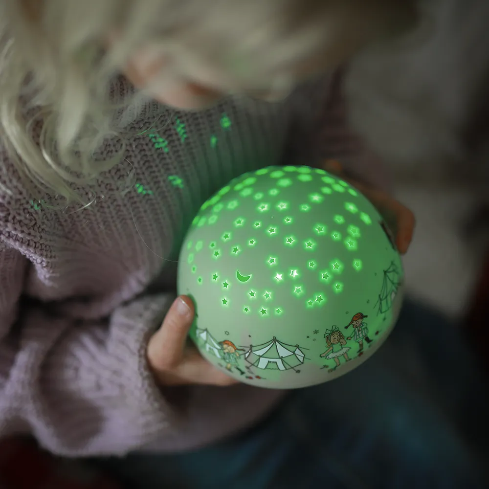 Rätt Start Pippi Långstrump Yölamppu tähtitaivaalla ja musiikilla