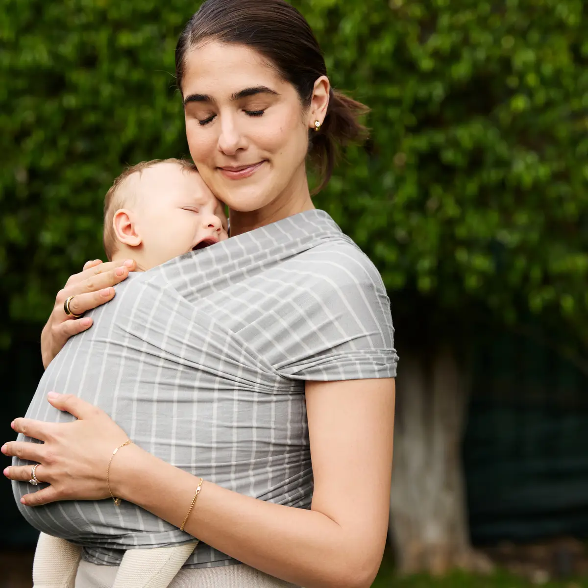 Ergobaby Aura Wrap vauvan kääre harmaat raidat