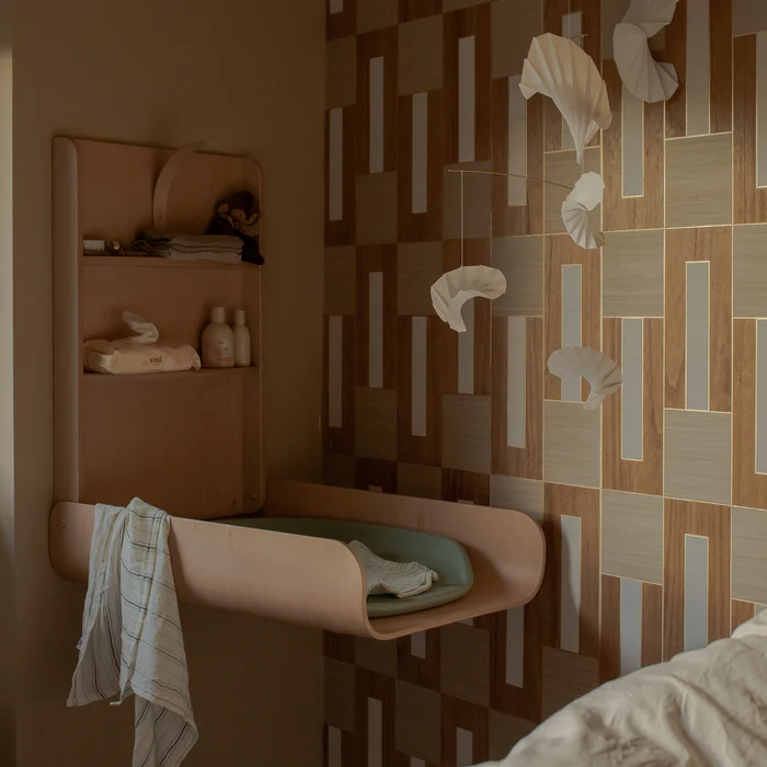 Sebra seinäkiinnitteinen hoitopöytä puusta