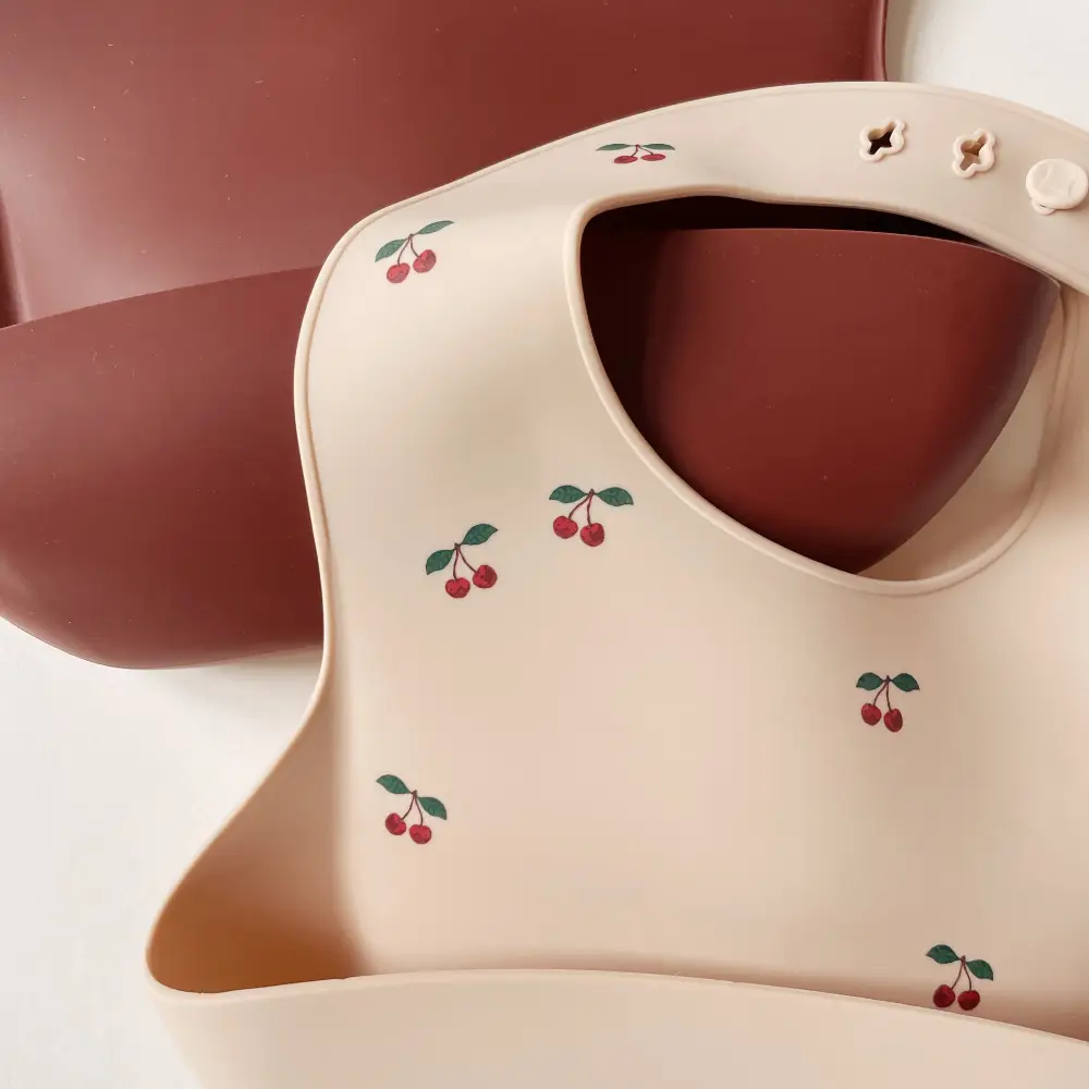 Konges Sløjd Silikoniset Ruokalaput 2-pack Cherry/Mocca